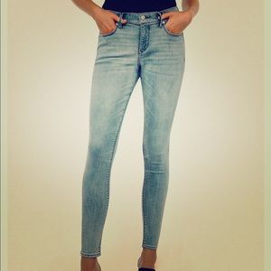 NWOT Mid Rise Perfect Curves Light Skinny Jeans